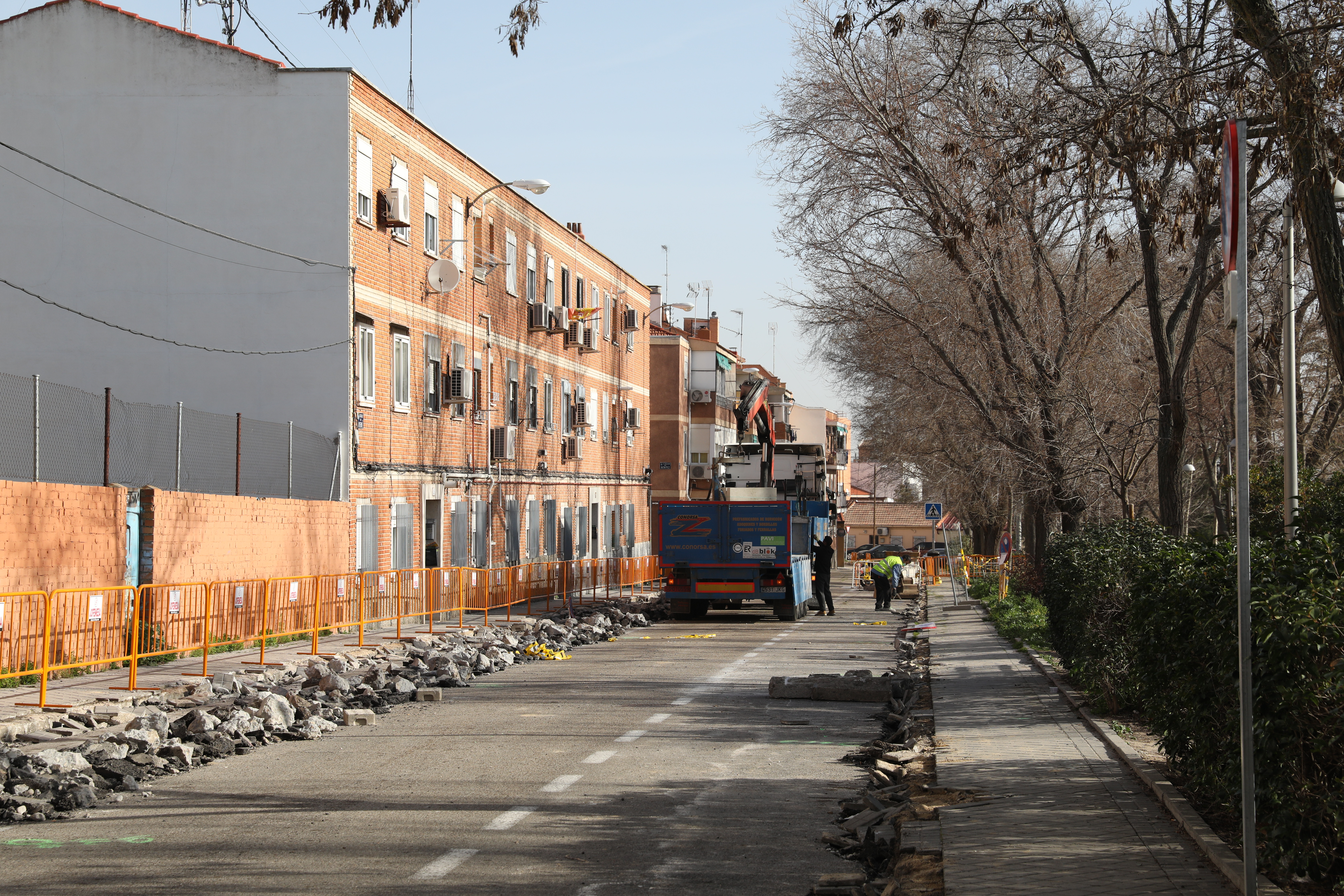 Obras en la calle Ayerbe en el distrito de Barajas